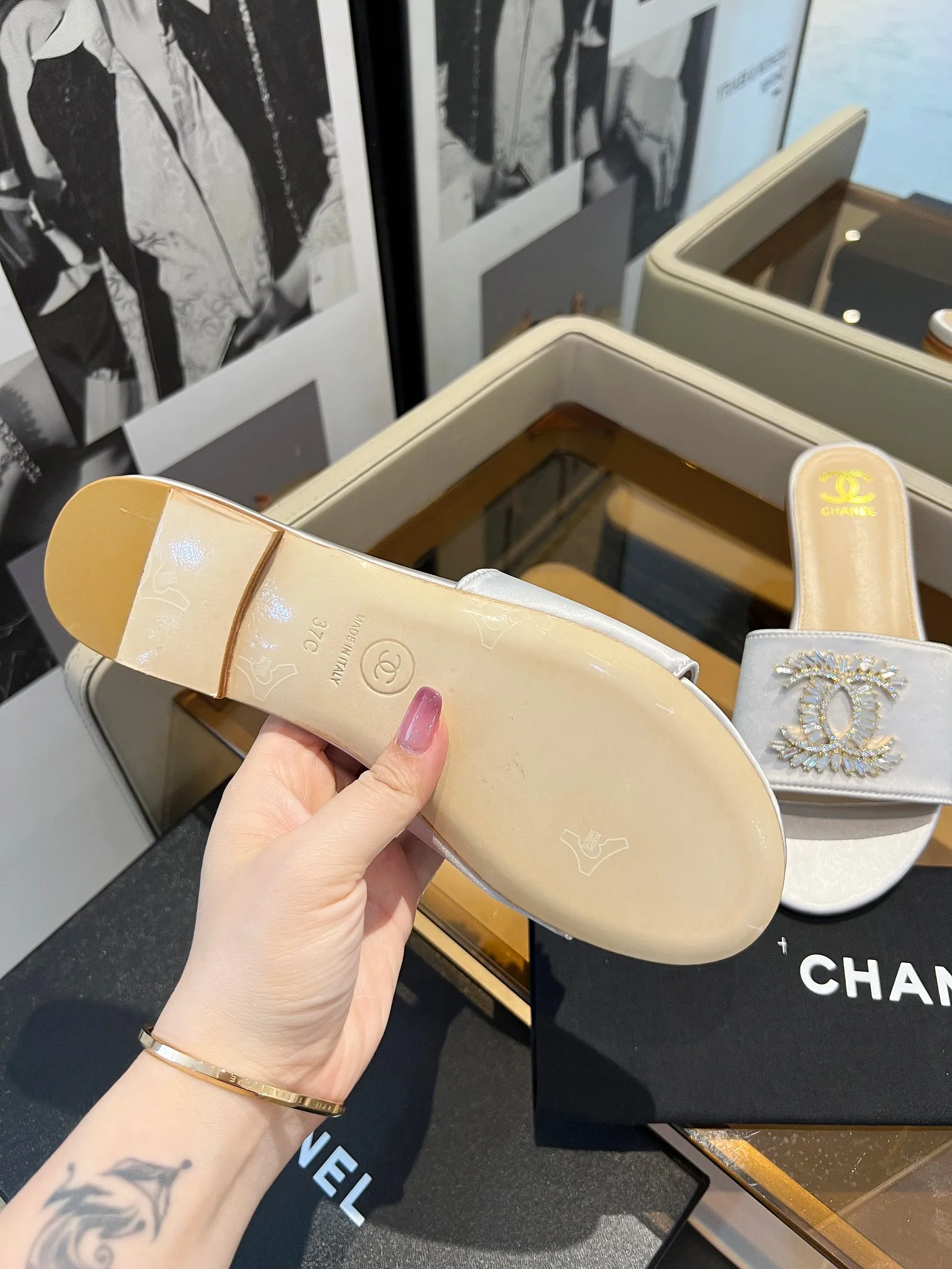 👟👟Ex-factory price 340👟👟 Genuine leather bottom +40 🎉🎉🎉Chanel Xiaoxiang C family sandals series official website synchronization, classic and elegant, casual wear 🌹🌹🌹🌹Original logo~Select imported cowhide and C family custom fabrics, multiple colors for the goddess to choose! ❤️❤️❤️❤️ Code number: 36~40 (customized 35 41 42 43 44 cannot be returned or exchanged)